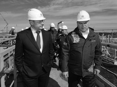 Александр Герасименко (слева) знакомит Владимира Субботина с работой новых очистных сооружений.