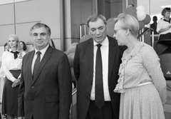 Леонид Симановский (в центре) принял участие в церемонии открытия второго корпуса школы №26 в г. Самаре.