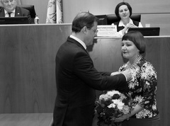 Депутат СГД Наталья Боброва (справа) получила награду от губернатора Дмитрия Азарова (слева) по случаю своего 70-летия.